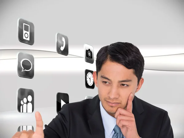 Compuesto imagen de reflexivo asiático hombre de negocios señalando — Foto de Stock