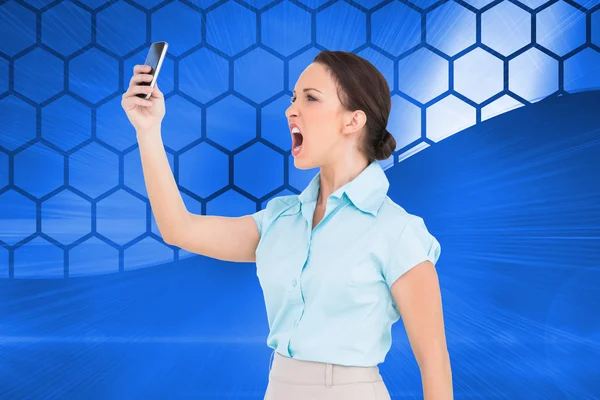 Bild einer wütenden Geschäftsfrau, die ihr Smartphone anbrüllt — Stockfoto