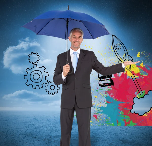 Uomo d'affari pacifico che tiene l'ombrello blu — Foto Stock