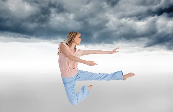 Woman doing dance pose — Stock Photo, Image