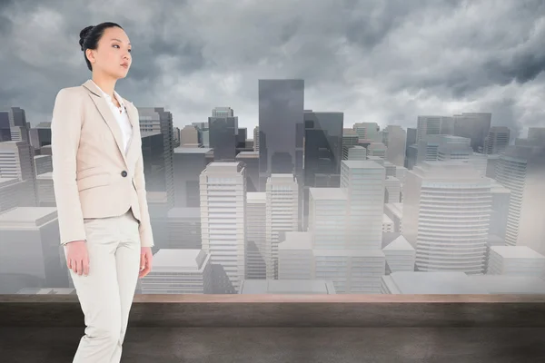 Unsmiling asiático mujer de negocios caminar —  Fotos de Stock