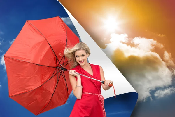 Композитное изображение улыбающейся блондинки с зонтиком в руках — стоковое фото