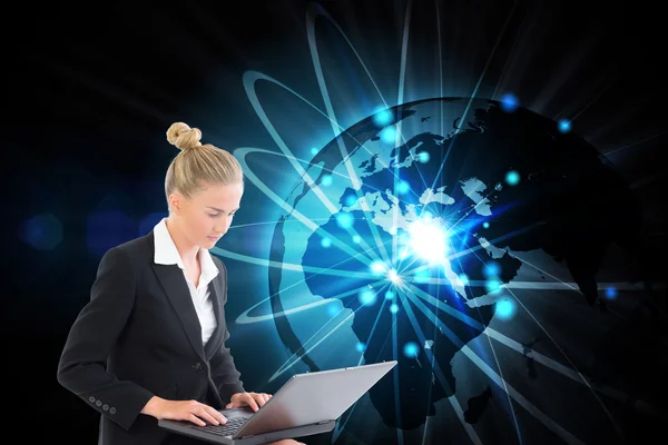 Image composite de femme d'affaires utilisant un ordinateur portable — Photo