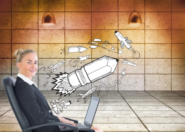 Složený obraz podnikatelka sedí na otočná židle s notebookem — Stock fotografie