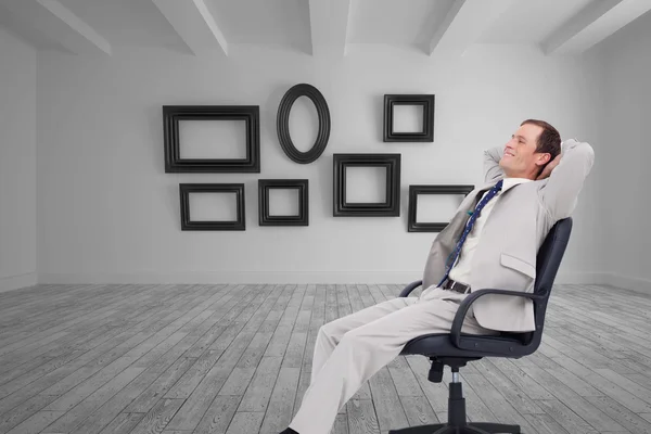 Zijaanzicht van zakenman leunend terug in zijn stoel — Stockfoto
