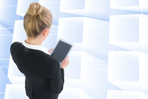 Mujer de negocios rubia sosteniendo nueva tableta — Foto de Stock