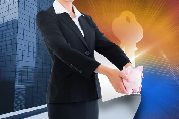 Bizneswoman trzyma skarbonkę — Zdjęcie stockowe