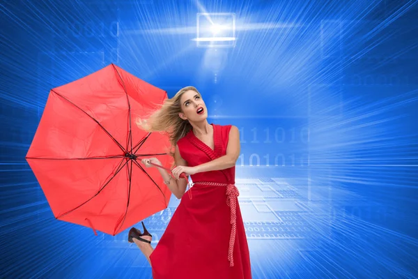 Image composite d'un élégant parapluie de tenue blonde — Photo