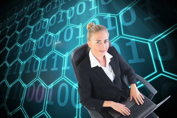 Zakenvrouw zittend op een bureaustoel met laptop — Stockfoto