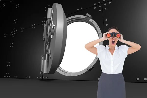 震惊女商人寻找通过双筒望远镜 — 图库照片