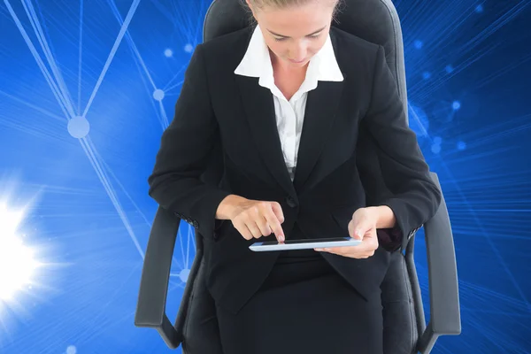 Złożony obraz kobieta siedzi na Krzesło obrotowe z tabletem — Zdjęcie stockowe