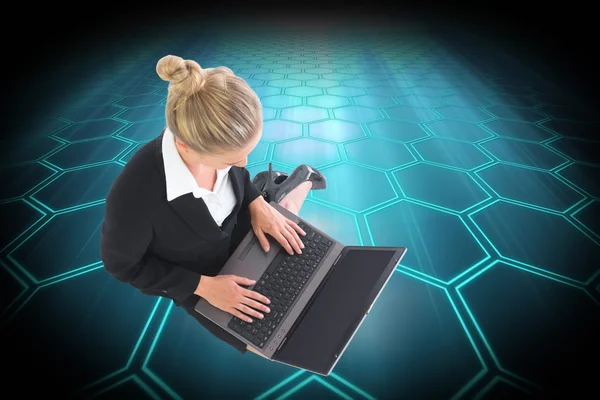Композитне зображення бізнес-леді, що використовує ноутбук — стокове фото