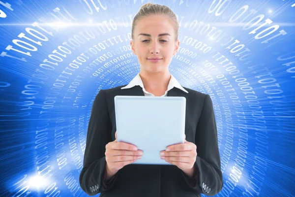 Imagen compuesta de la mujer de negocios sosteniendo la tableta — Foto de Stock