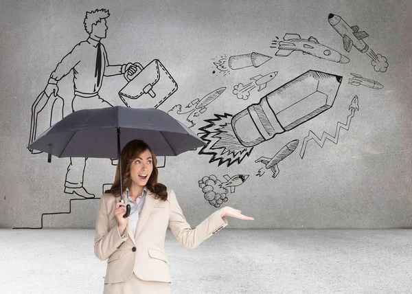 Elegante zakenvrouw bedrijf zwarte paraplu — Stockfoto