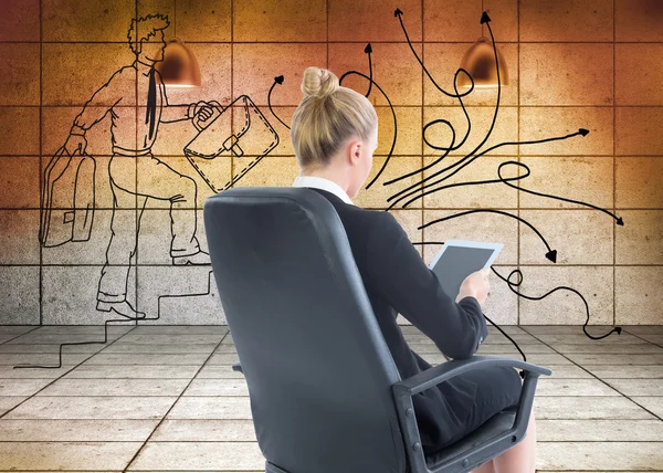 Sammansatt bild av affärskvinna sitter på snurrfåtölj med tablett — Stockfoto