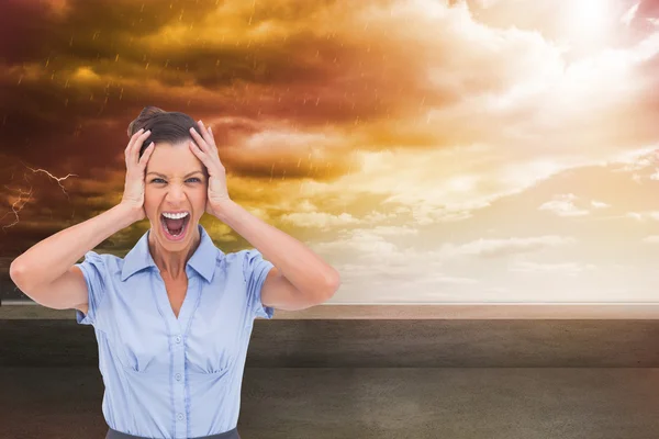 Immagine composita di donna d'affari stressata con la mano sulla testa — Foto Stock