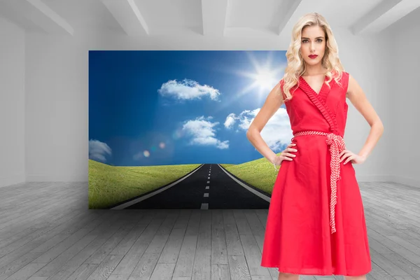 Kompositbild einer eleganten Blondine, die die Hände auf den Hüften hält — Stockfoto