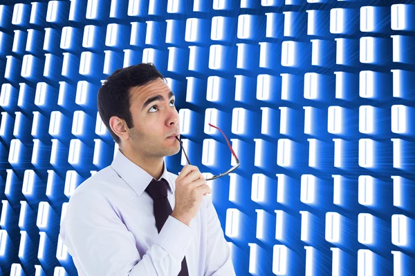 Imagen compuesta de hombre de negocios pensando sosteniendo gafas —  Fotos de Stock