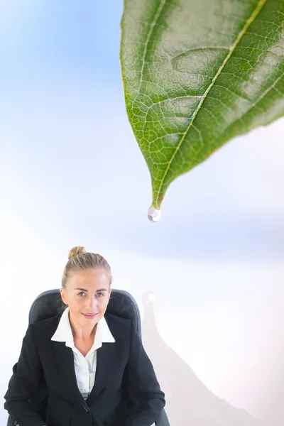 Imagem composta de empresária sentada em cadeira giratória com laptop — Fotografia de Stock