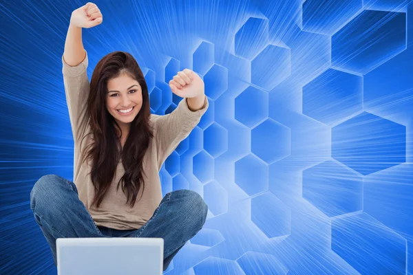 Kadın onu laptop önünde kutluyor — Stok fotoğraf