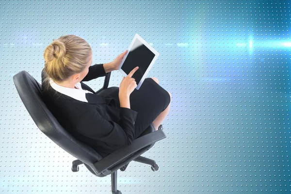 Композитный образ деловой женщины, сидящей на вращающемся стуле с планшетом — стоковое фото
