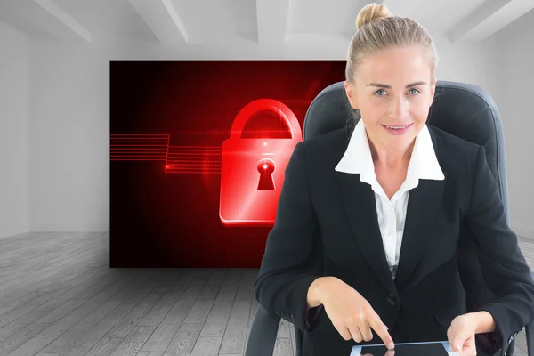Samengestelde afbeelding van zakenvrouw zittend op een bureaustoel met Tablet PC — Stockfoto