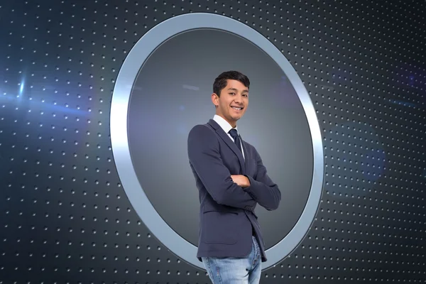 Imagen compuesta de un hombre de negocios casual sonriente con los brazos cruzados —  Fotos de Stock