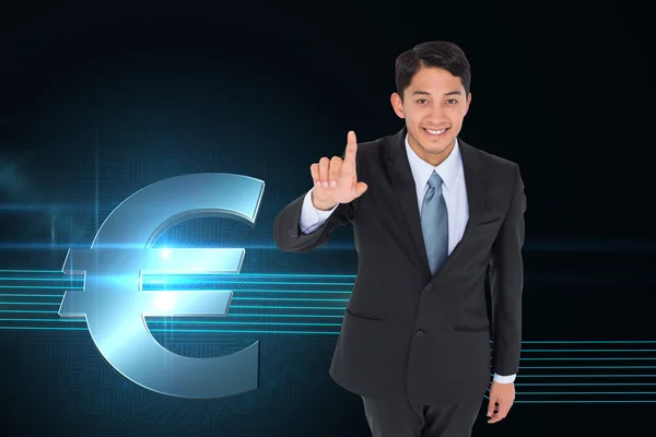 Sammensatt bilde av smilende asiatisk forretningsmann som peker – stockfoto