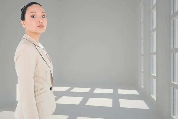 Unsmiling asiático mujer de negocios — Foto de Stock