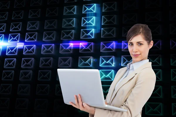 Joven empresaria segura con portátil — Foto de Stock