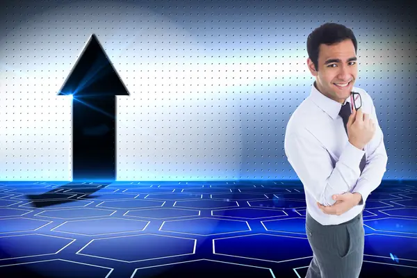 Imagen compuesta de un hombre de negocios sonriente sosteniendo gafas — Foto de Stock