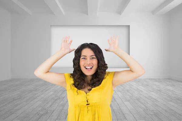 Lächelnde junge Frau posiert lässig — Stockfoto