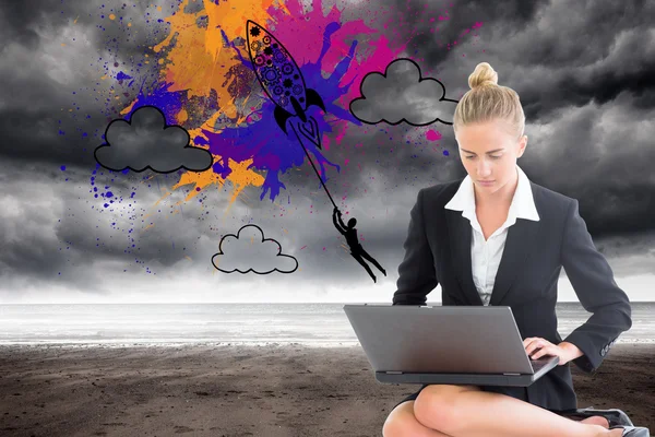 Samengestelde afbeelding van zakenvrouw met behulp van laptop — Stockfoto