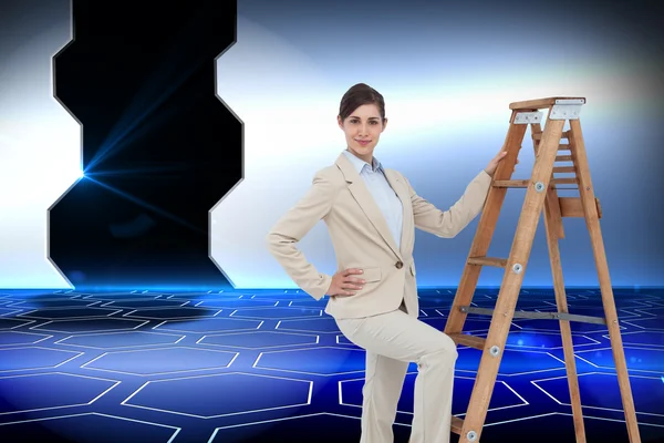 Imagen compuesta de una mujer de negocios sonriente escalando la escalera de carrera — Foto de Stock