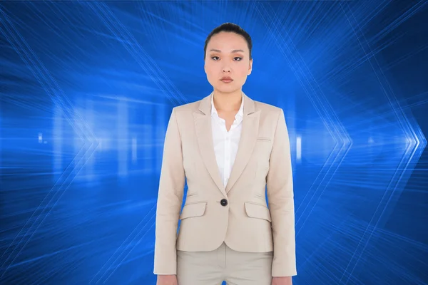Samengestelde afbeelding van kijkende Aziatische zakenvrouw — Stockfoto