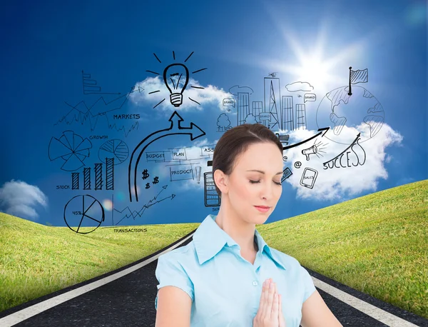 Vreedzame jonge zakenvrouw bidden terwijl poseren — Stockfoto