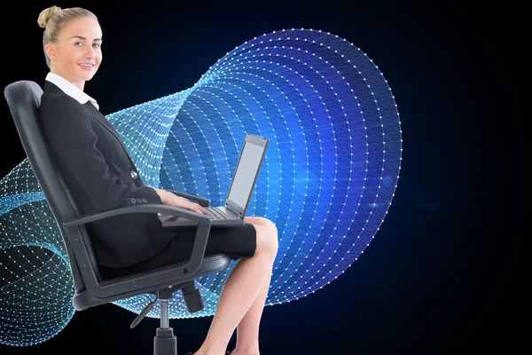 Imagem composta de empresária sentada em cadeira giratória com laptop — Fotografia de Stock
