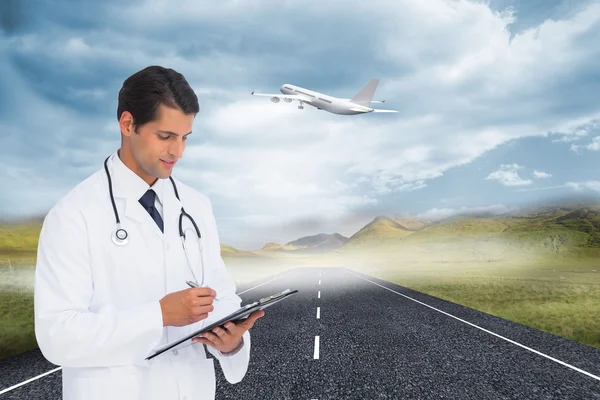 Doctor holding pen and clipboard — Stock Photo, Image