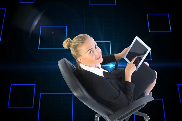Imagem composta de empresária sentada em cadeira giratória com tablet — Fotografia de Stock