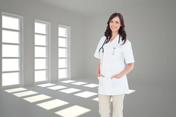 Kobieta lekarz stojący przy oknie — Zdjęcie stockowe