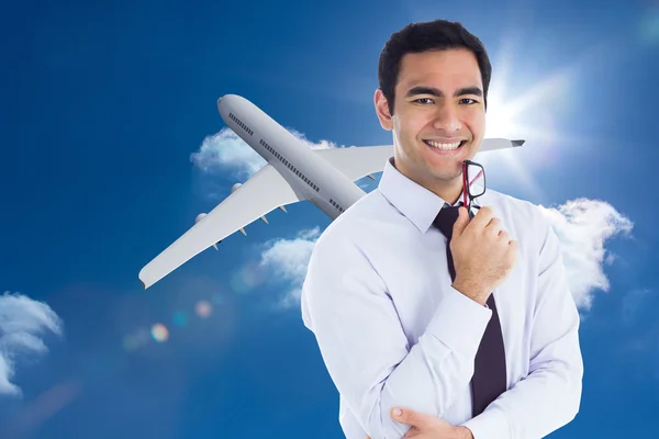 Immagine composita di un uomo d'affari sorridente che tiene gli occhiali — Foto Stock