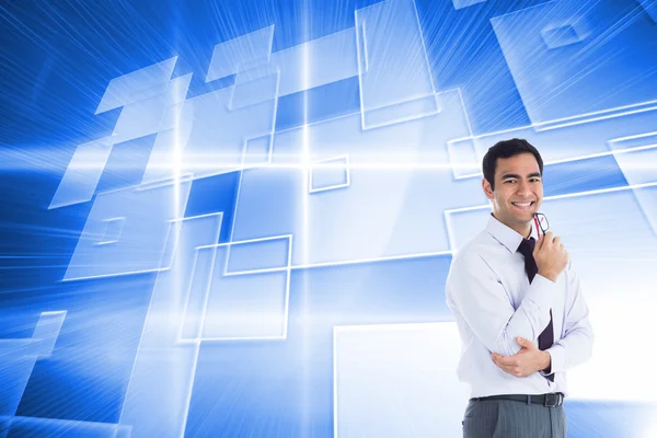 Imagen compuesta de un hombre de negocios sonriente sosteniendo gafas — Foto de Stock