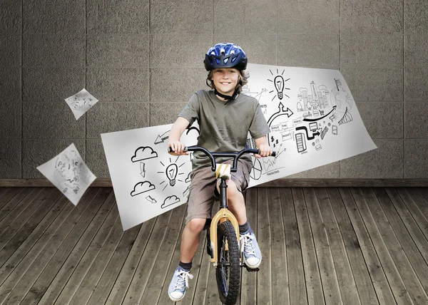 Niño con su bicicleta en un parque —  Fotos de Stock