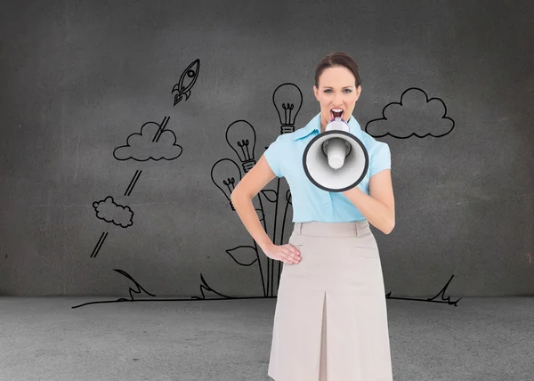 Mujer de negocios con clase hablando en megáfono — Foto de Stock