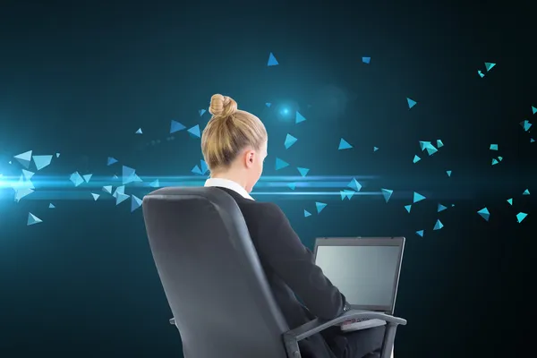 Dizüstü bilgisayar ile döner sandalye üzerinde oturan işkadını bileşik görüntü — Stok fotoğraf
