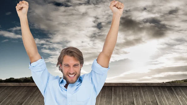 Šťastný muž slaví úspěchy s rukama nahoru — Stock fotografie