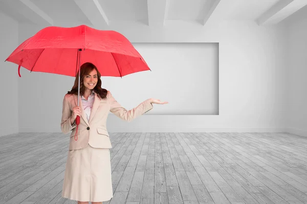 Heureuse femme d'affaires tenant parapluie — Photo
