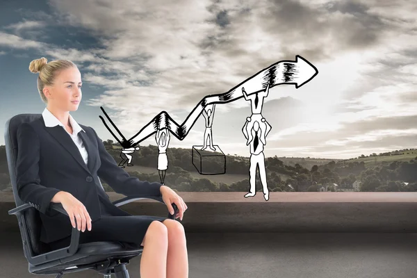 Složený obraz podnikatelka sedí na otočná židle v černém obleku — Stock fotografie