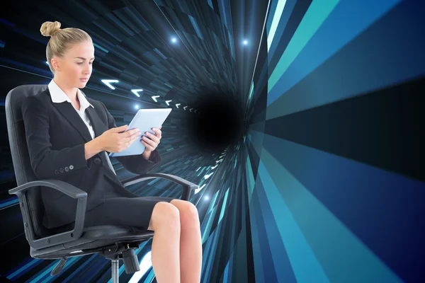 Empresária sentada na cadeira giratória com tablet — Fotografia de Stock
