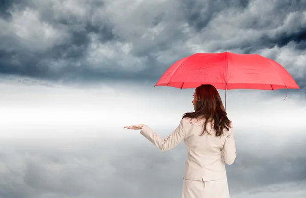 Složený obraz podnikatelka drží deštník — Stock fotografie